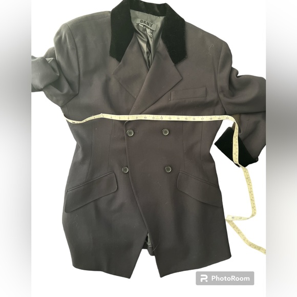 DKNY ESSENTIALS SZ 8 BLACK ONE BUTTON BLAZER VELVET COLOR AND WRISTS VIN… - Picture 3 of 10